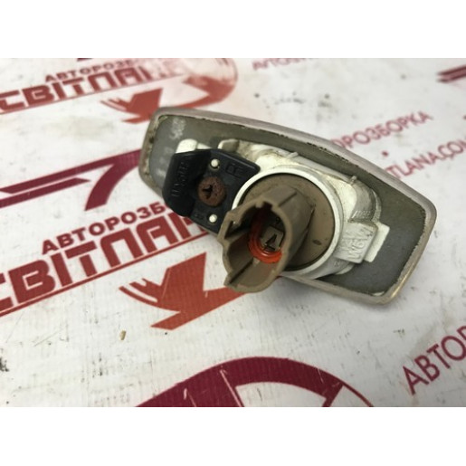 Повторювач повороту правий Kia Sorento 2002-2006 923043B120